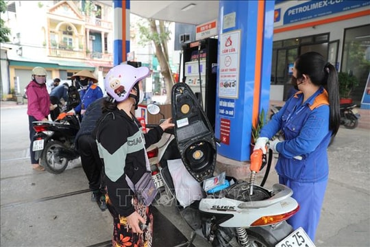 Đà tăng giá xăng dầu tạm thời được kiểm soát, cần giải pháp đồng bộ hơn