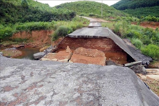 Quảng Trị: Cần sớm sửa chữa tuyến đường độc đạo bị sạt lở gây chia cắt