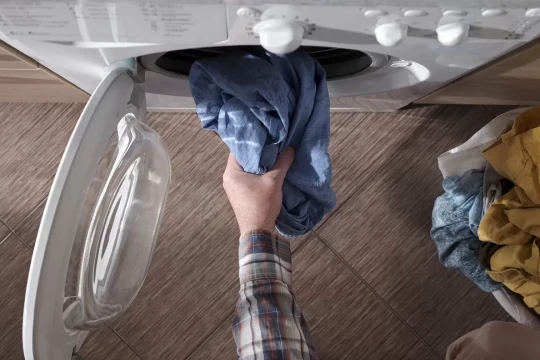 Có nên giặt quần áo mới trước khi mặc?