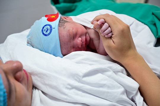 Từ 1/7, mẹ sinh con thứ 2 có thể nghỉ 7 tháng, cha nghỉ 10 ngày