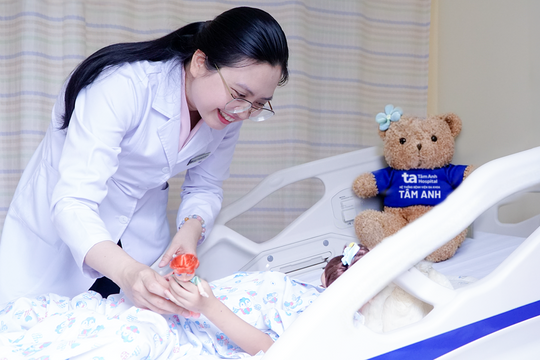 Hai lần đại phẫu sửa trái tim đảo ngược của bé gái