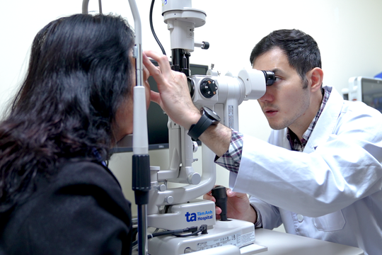 4 dấu hiệu bong võng mạc do đái tháo đường