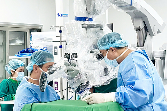 Mạch máu não chèn dây thần kinh gây co giật mặt