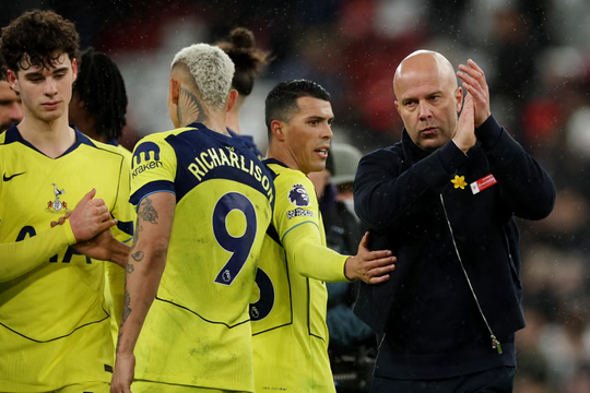 Carragher: 'Liverpool đang đánh mất bản sắc và niềm tin CĐV dưới thời Slot'