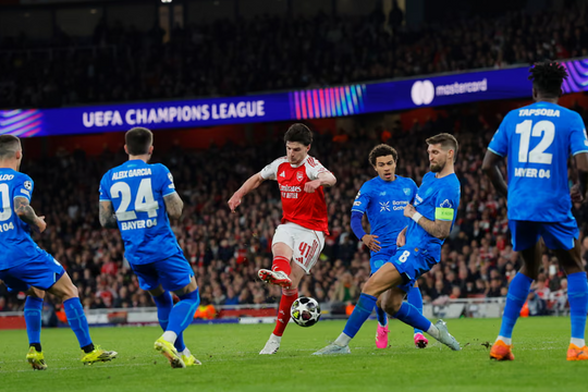 Arsenal vào tứ kết Champions League
