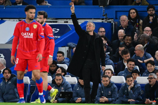 Enrique bất ngờ khi PSG thắng đậm Chelsea