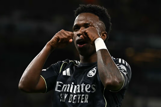 Vinícius giả vờ khóc để châm chọc CĐV Man City