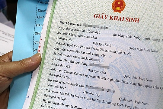 Giấy khai sinh ghi tên người không phải cha ruột, giờ đổi được không?