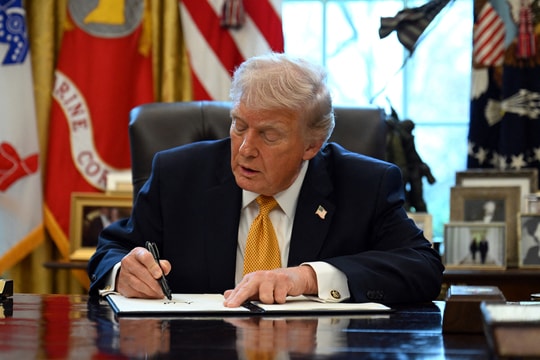 Ông Trump tạm gỡ 'luật hàng hải trăm năm' để giảm tác động từ chiến sự Iran