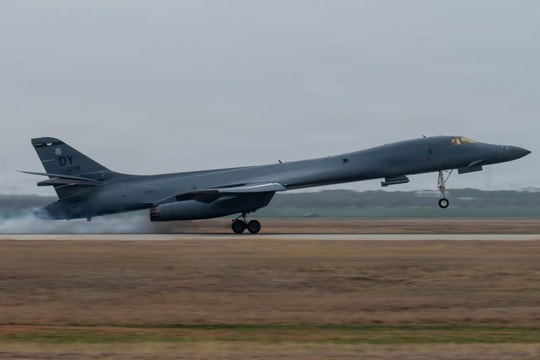 Mỹ ném bom xuyên phá nặng hơn 2 tấn vào mục tiêu Iran