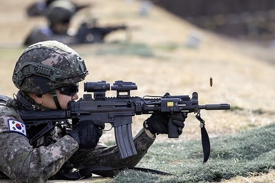 Bé gái trúng đạn lạc từ trường bắn quân đội Hàn Quốc