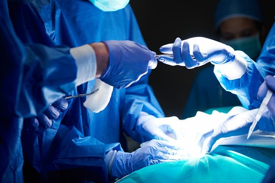 Bác sĩ hầu tòa vì cắt nhầm động mạch khiến bệnh nhân tử vong