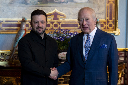 Ông Zelensky tặng Vua Charles iPad hiển thị tình hình chiến trường Ukraine