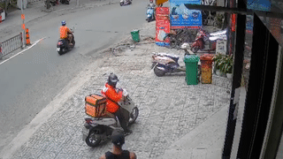 Nữ shipper ở TP HCM bị khách đánh tới tấp