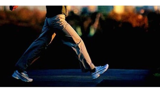 Lợi ích của việc đi bộ sau bữa ăn tối