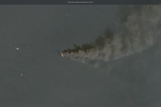 Tàu chở hàng bốc cháy ở eo biển Hormuz, khói đèn trùm khu vực lớn