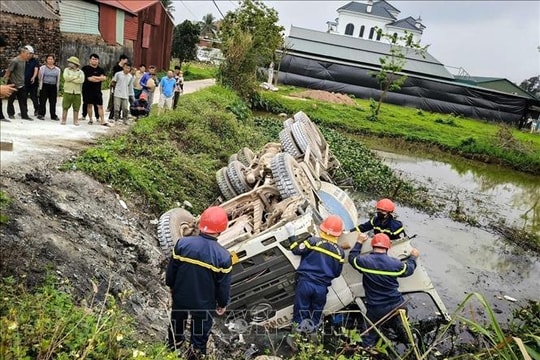 Kịp thời giải cứu nạn nhân mắc kẹt trong xe trộn bê tông bị lật xuống ao