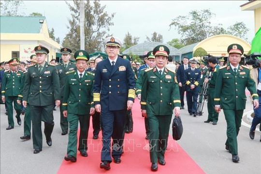 Bộ trưởng Phan Văn Giang thăm Đại đội Biên phòng và tưởng niệm liệt sĩ cách mạng nhân dân Trung - Việt