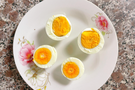 Lòng trắng hay lòng đỏ trứng nhiều protein hơn?