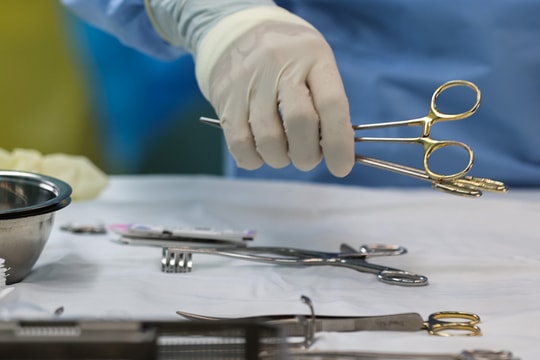 Chàng trai suýt mất tinh hoàn vì cố chịu đau qua đêm