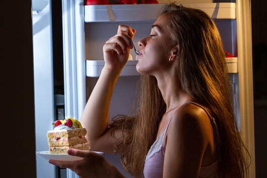 Bác sĩ Mỹ khuyến cáo 7 thói quen cần tránh sau 19h để bảo vệ trái tim