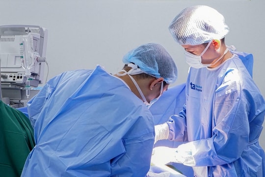 Cắt toàn bộ tuyến giáp chặn ung thư