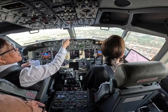 Vua và Hoàng hậu Thái Lan tự lái chuyên cơ thăm Lào