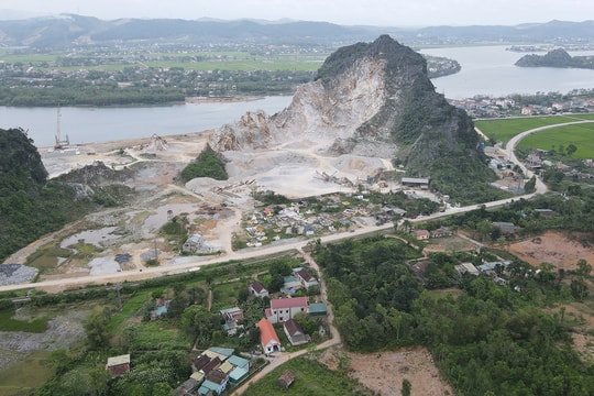 Nổ mìn khai thác đá, nhiều nhà dân bị thủng mái