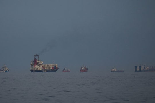 Tàu biển bốc cháy vì trúng 'vật thể lạ' gần eo biển Hormuz