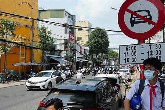 Đi từ giữa phố cấm ôtô có bị phạt không?