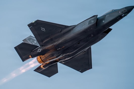 Tiêm kích F-35 Mỹ hạ cánh khẩn, nghi trúng hỏa lực Iran