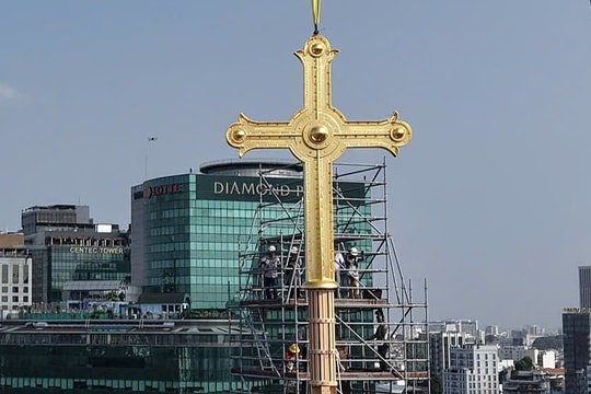 Lắp thánh giá mạ vàng lên tháp cao 57 m Nhà thờ Đức Bà Sài Gòn