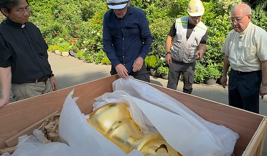 Thay cặp Thánh giá ở Nhà thờ Đức Bà Sài Gòn bằng thép nguyên khối mạ vàng