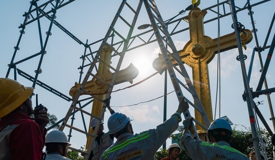 VIDEO: Cận cảnh thánh giá nặng 400kg trên đỉnh Nhà thờ Đức Bà