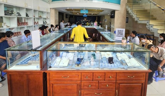 Sau cú rơi 8 triệu đồng/lượng, tiệm vàng xuất hiện cảnh hiếm gặp