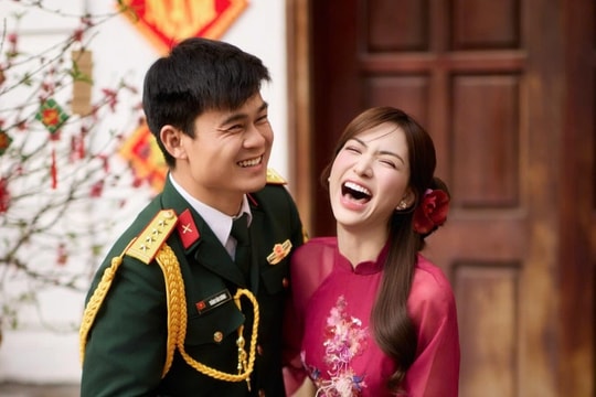 Khoảnh khắc Đại uý Văn Cương hỏi cưới Hoà Minzy gây bão mạng