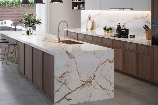 Nên ốp bếp bằng đá hay kính?