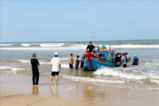 Hàng trăm tàu thuyền 'mắc cạn' tại cửa sông Dinh