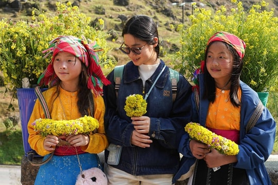 Trẻ em địu hoa chờ khách chụp ảnh, cho tiền ở Hà Giang
