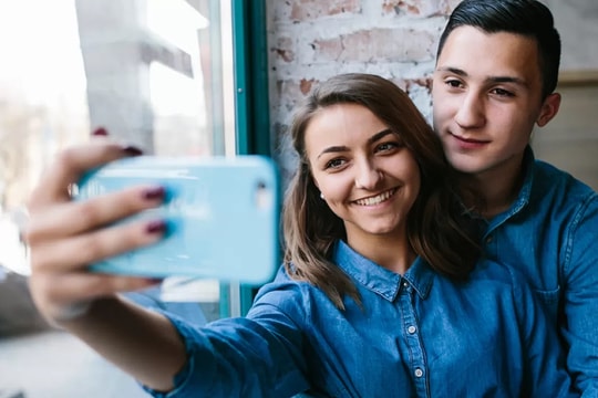 Đẹp trai có lợi hơn xinh gái