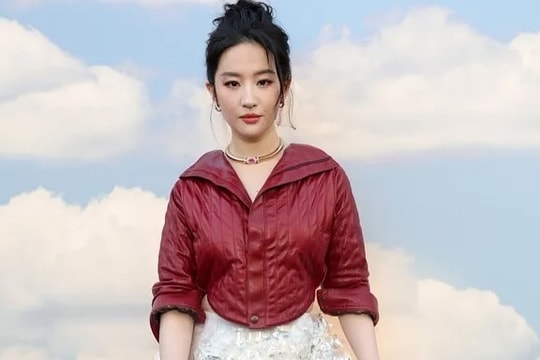 Loạt trang phục gây tranh cãi của Lưu Diệc Phi