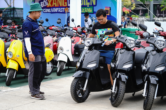 Thủ tướng yêu cầu thúc đẩy chuyển đổi xe điện, giảm phụ thuộc vào xăng dầu
