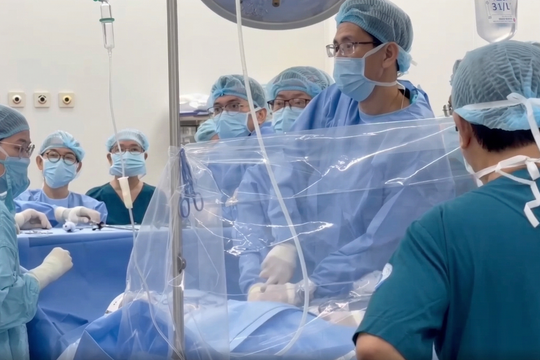 Quả thận của người mẹ cứu cuộc đời con trai 14 tuổi