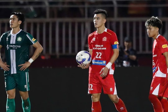 Tiến Linh nhường phạt đền cho đồng đội Việt kiều