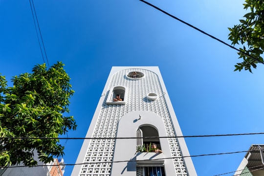 Nhà ống hướng tây 'lọc nắng' bằng mặt tiền hai lớp