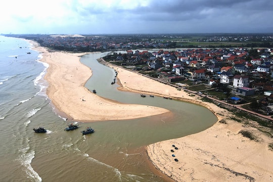 Cửa biển ở Quảng Trị bị bồi lấp, hàng loạt tàu cá mắc cạn