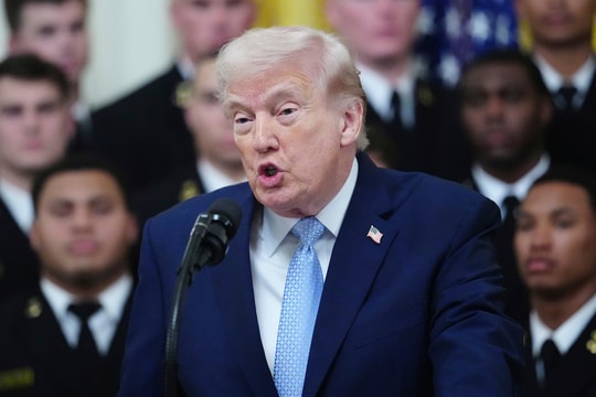 Ông Trump: NATO 'hèn nhát'