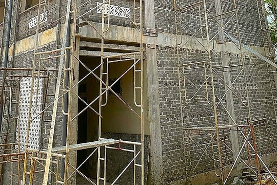 Sập giàn giáo công trình trường học, một người tử vong