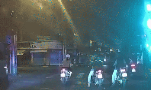 Xe cứu thương không bật còi có được ưu tiên?