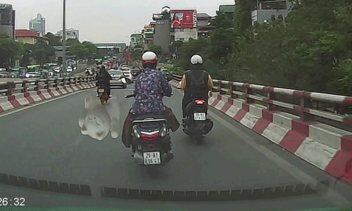 Phanh gấp vì rơi túi đồ, người đi xe máy bị ôtô húc